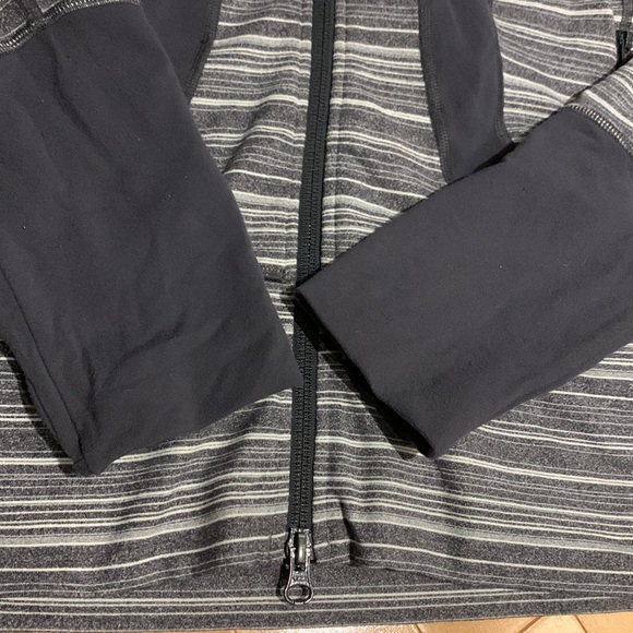 Lululemon In Stride Jacket Striped Grey & White - size 10 - Picture 4 of 17